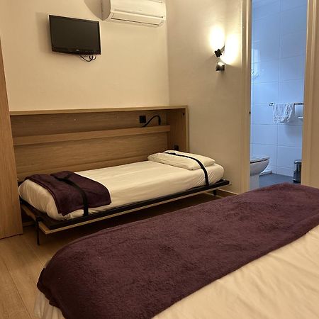 Hostal Restaurant Roma Cubells Exteriör bild