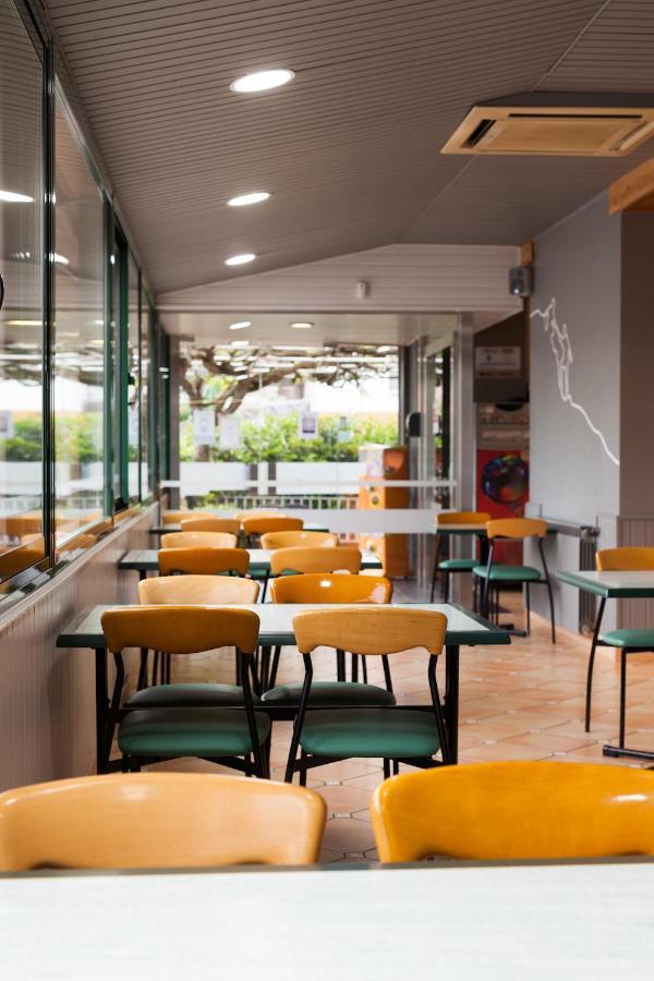 Hostal Restaurant Roma Cubells Exteriör bild