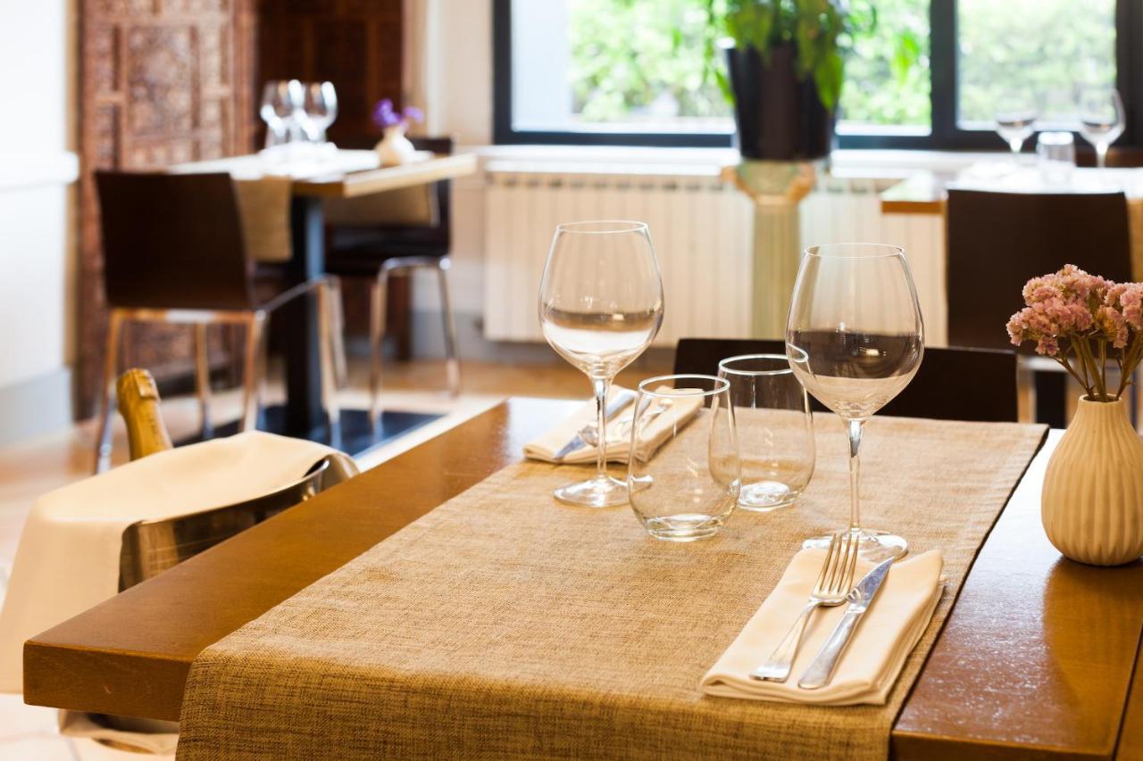 Hostal Restaurant Roma Cubells Exteriör bild